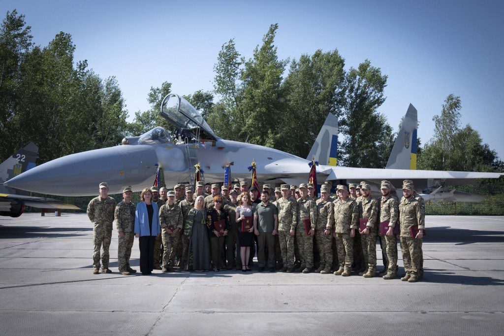 El presidente ucraniano Zelensky con el avión de combate de las Fuerzas Armadas