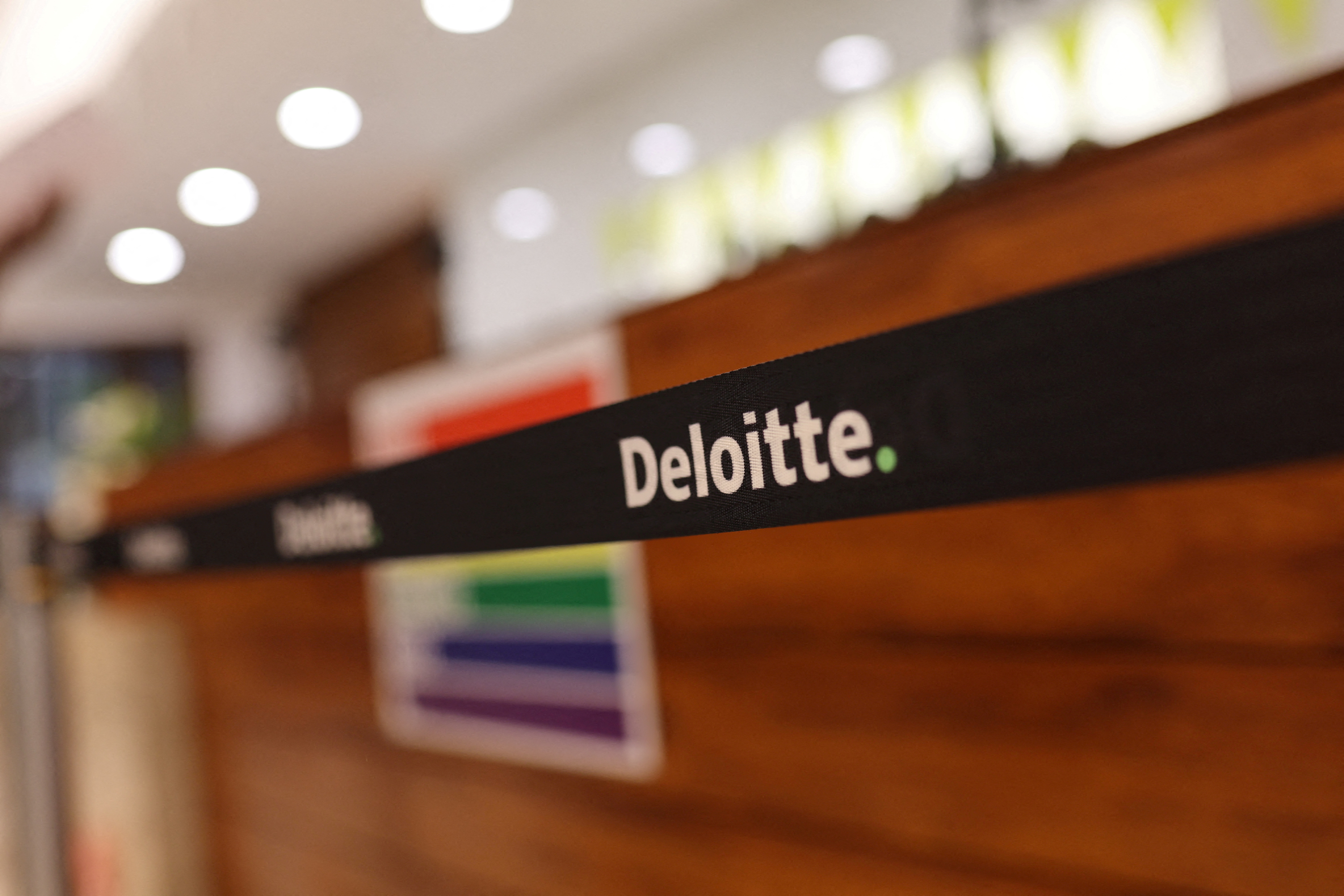 El logotipo corporativo de Deloitte es visible en su oficina de Gurugram