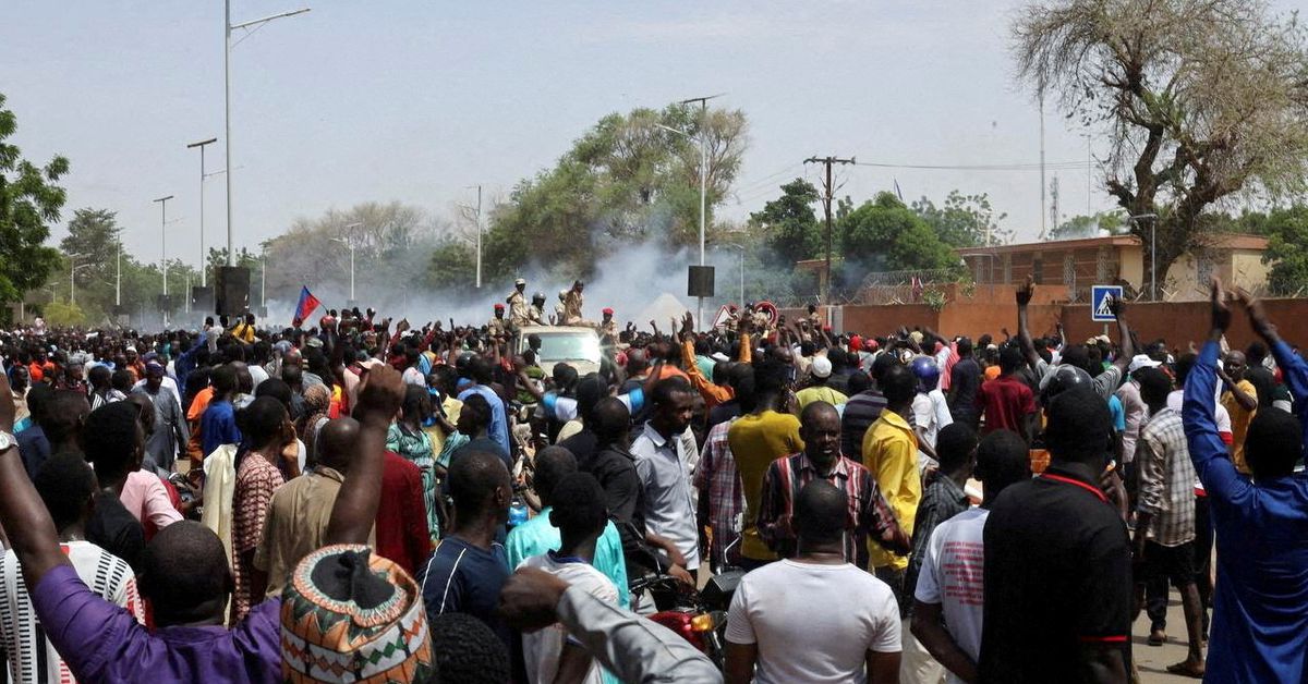 La junta militar de Níger ordena a la policía expulsar al embajador francés