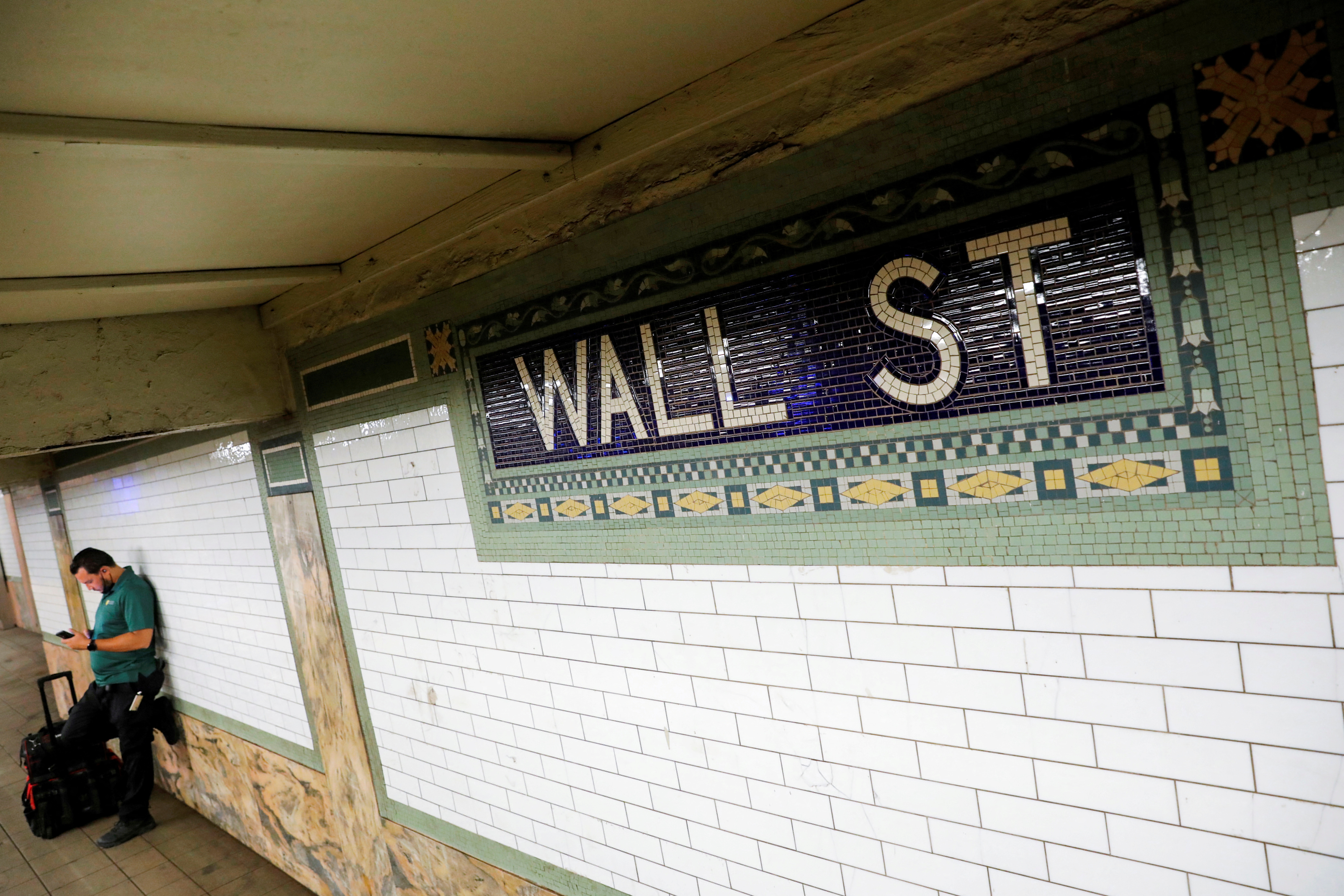 Una persona espera en una plataforma del metro de Wall Street en el distrito financiero de Manhattan, Ciudad de Nueva York