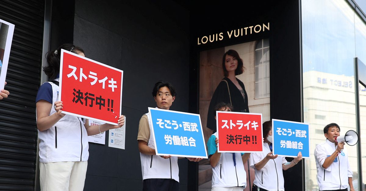 Los trabajadores realizan la primera huelga en Japón en décadas por las ventas de los supermercados