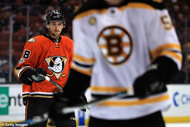Kerdiles hizo su debut en la NHL con Anaheim el 22 de febrero de 2017 contra los Boston Bruins.
