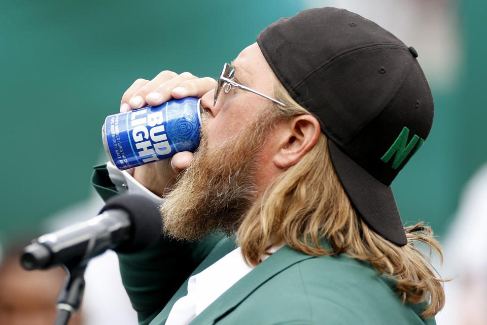 El ex jugador de los New York Jets, Nick Mangold, bebe cerveza Bud Light 