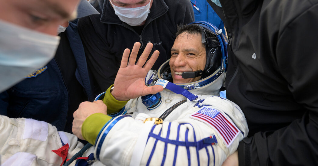 El astronauta de la NASA Frank Rubio regresa de un vuelo espacial récord