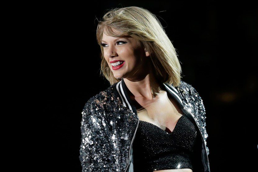 SYDNEY, AUSTRALIA – 28 DE NOVIEMBRE: Taylor Swift actúa durante su gira mundial “1989” en el estadio ANZ el 28 de noviembre de 2015 en Sydney, Australia.  (Foto de Mark Metcalf/Getty Images)