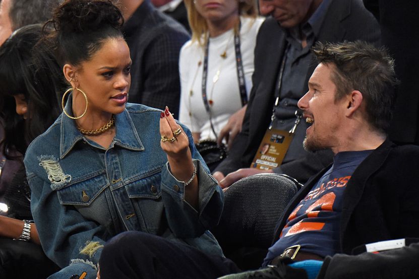 NUEVA YORK, NUEVA YORK - 15 DE FEBRERO: Rihanna y Ethan Hawke asisten al 64º Juego de Estrellas de la NBA 2015 el 15 de febrero de 2015 en la ciudad de Nueva York.  (Foto de Kevin Mazur/WireImage)