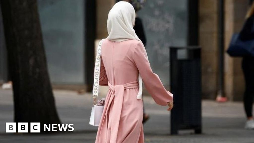 Los franceses ignoran el descontento musulmán por la prohibición de la abaya en las escuelas