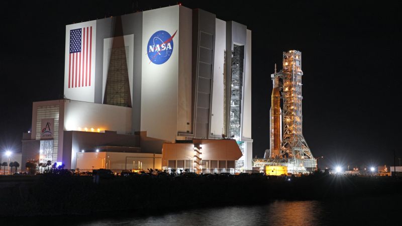 Según el informe de rendición de cuentas, el enorme cohete lunar SLS de la NASA es inasequible