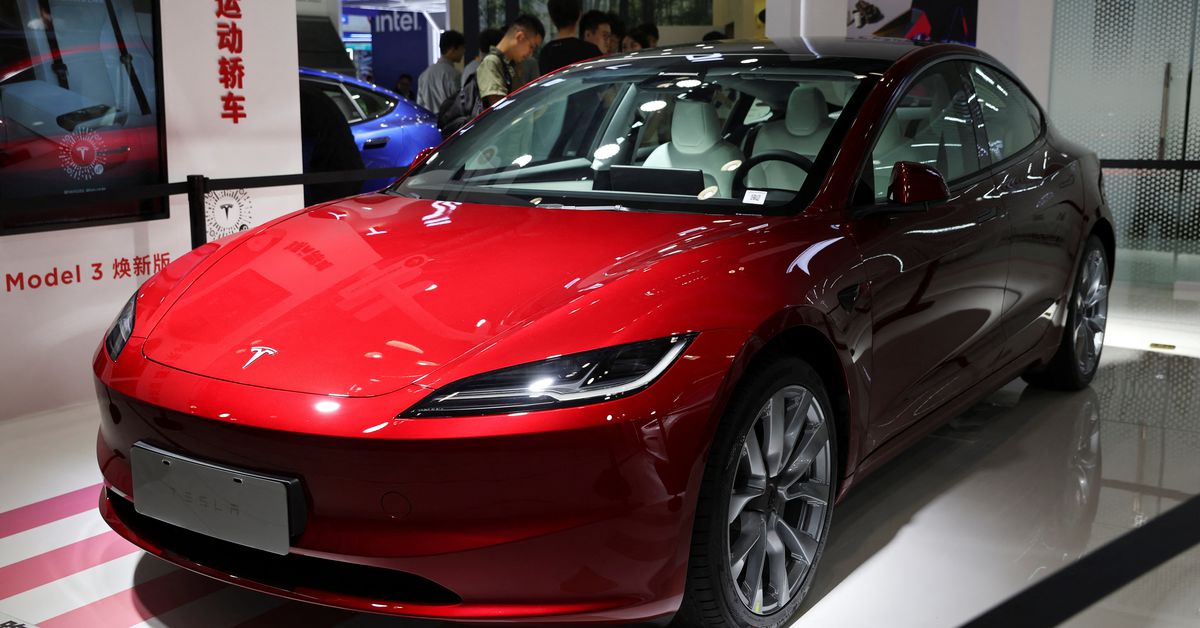 Tesla muestra el sedán Model 3 rediseñado en la feria de Beijing