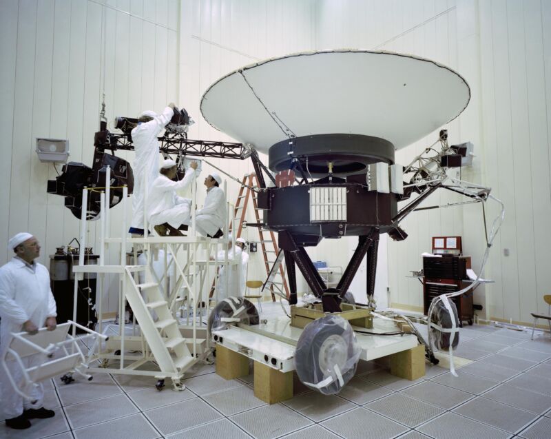 La nave espacial Voyager 2 antes de su lanzamiento en 1977.