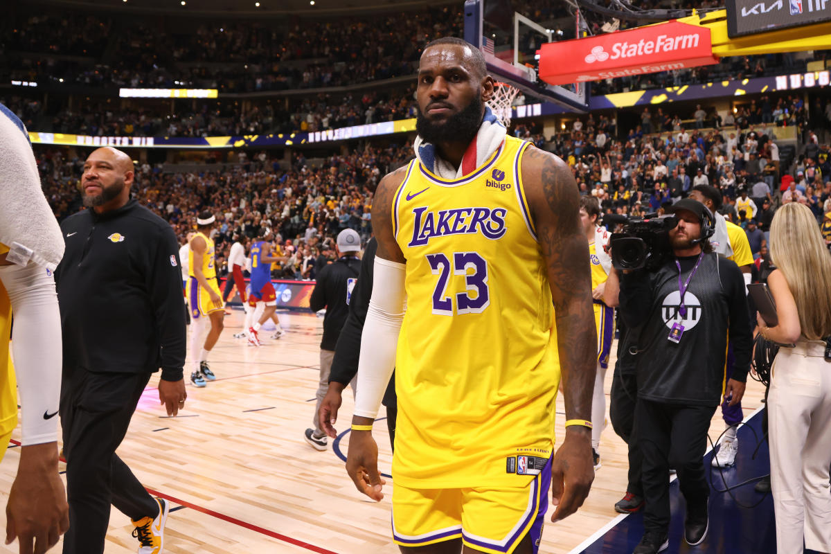 LeBron James juega solo 29 minutos en la derrota de apertura de la temporada de los Lakers por diseño en una solución alternativa de 'gestión de carga'