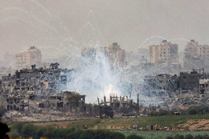 El humo se eleva sobre el norte de la Franja de Gaza tras un ataque aéreo israelí