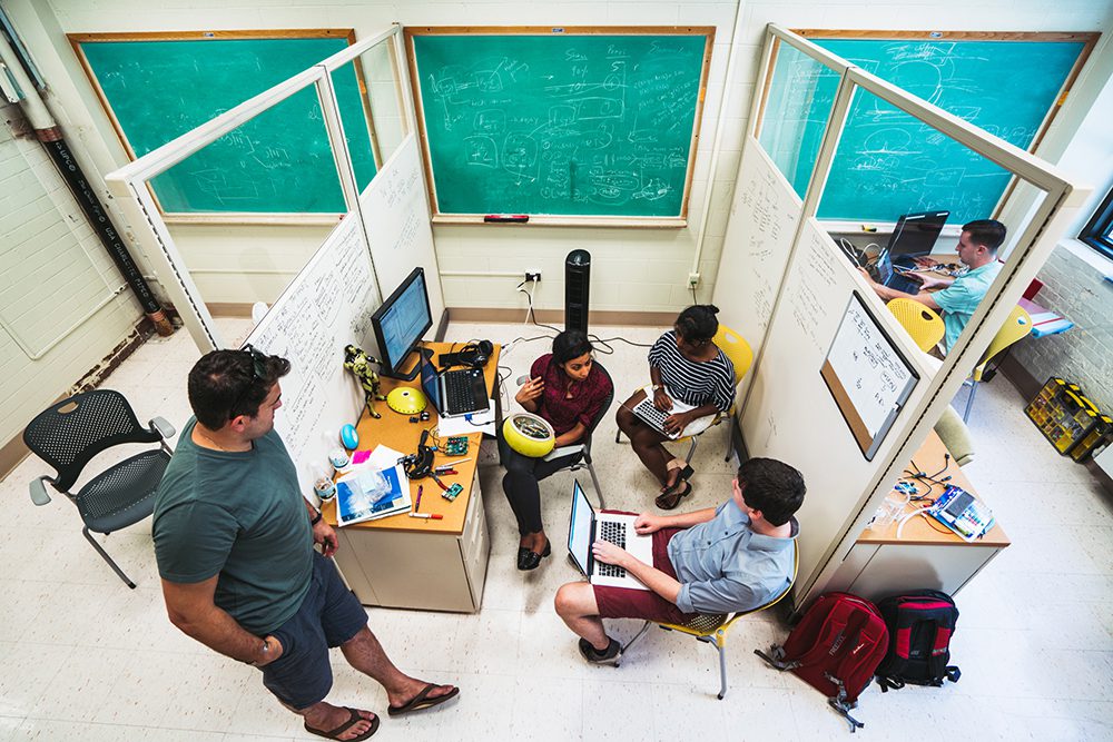 El equipo de Hydroswarm en el MIT en 2016. Bhattacharya (segundo desde la izquierda) sostiene un modelo del robot sumergible de la empresa.