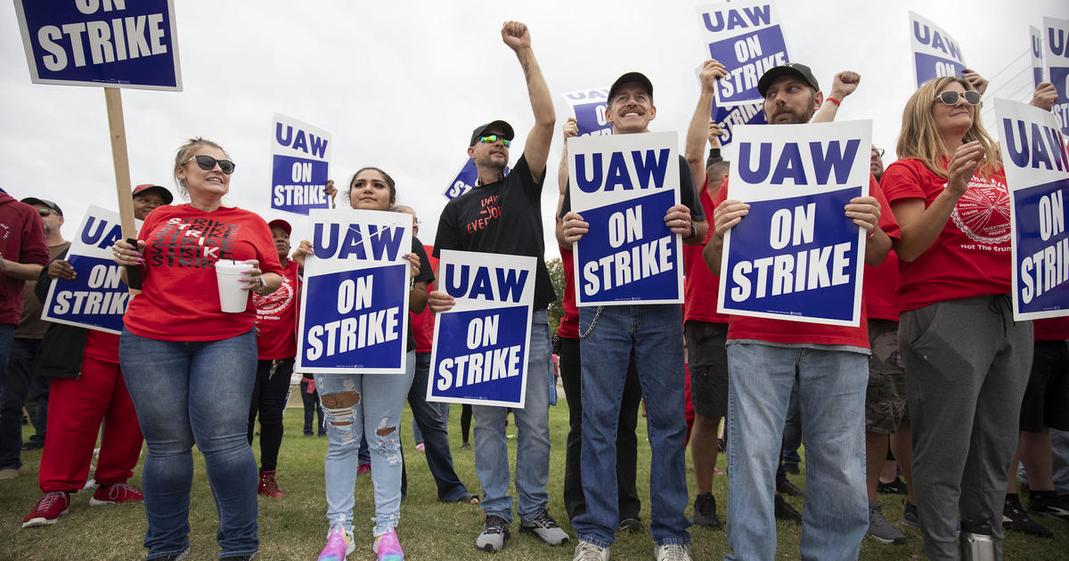 El UAW pone fin a su histórica huelga tras llegar a acuerdos provisionales con los tres grandes fabricantes de automóviles