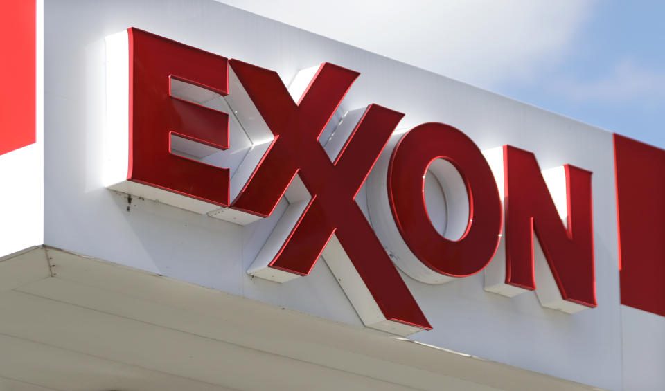 ARCHIVO - Se ve un letrero de una estación de servicio de Exxon, el 25 de abril de 2017, en Nashville, Tennessee.  ExxonMobil está comprando el operador de oleoductos Denbury, beneficiario de los cambios en la política climática estadounidense destinados a reducir la cantidad de emisiones liberadas a la atmósfera.  ExxonMobil dijo el jueves 13 de julio de 2023 que la adquisición le otorga la red de oleoductos de dióxido de carbono de propiedad y operación más grande de los Estados Unidos, con 1.300 millas.  (Foto AP/Mark Humphrey, archivo)