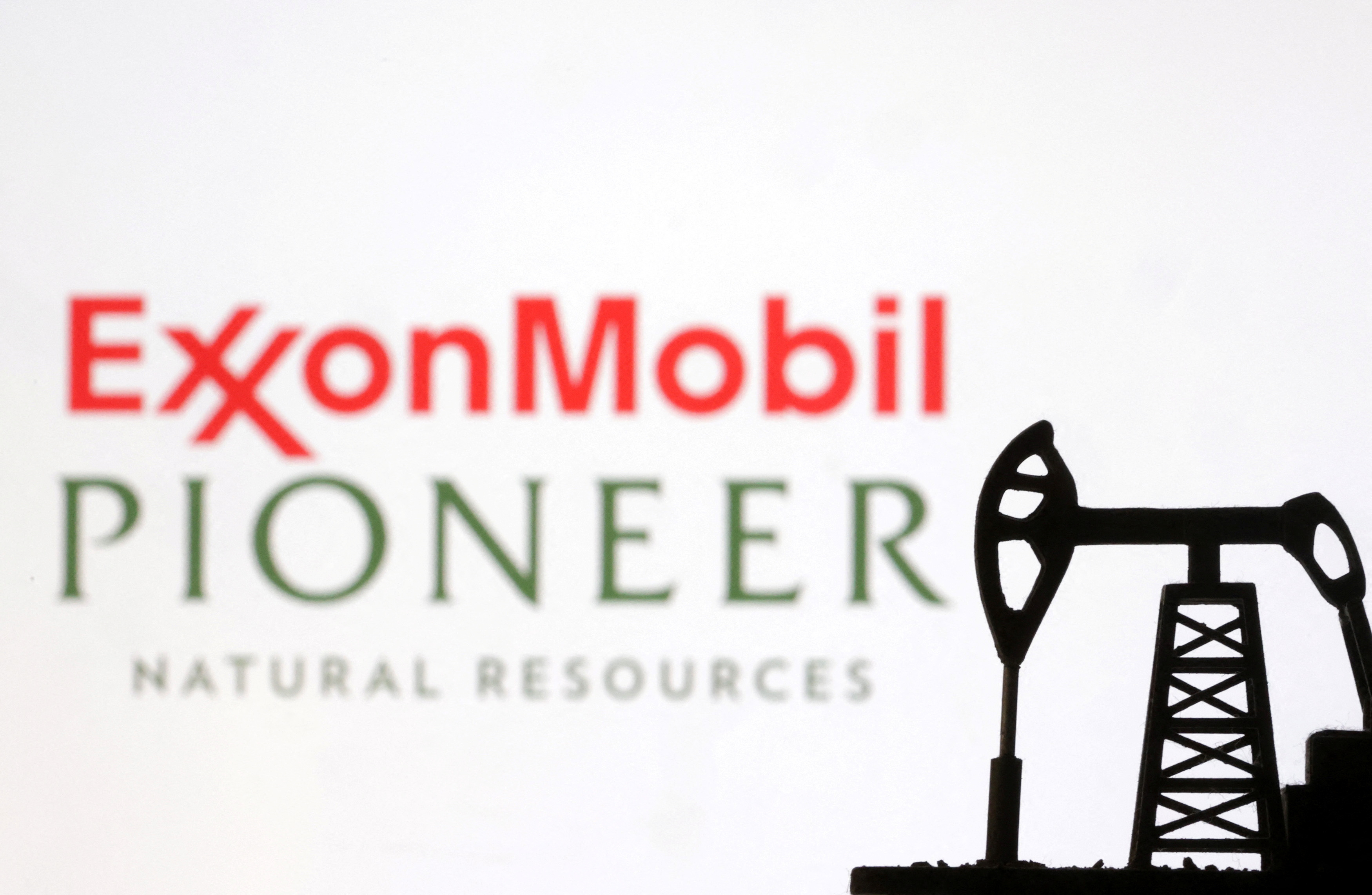 La ilustración muestra los logotipos de ExxonMobil y Pioneer Natural Resources.