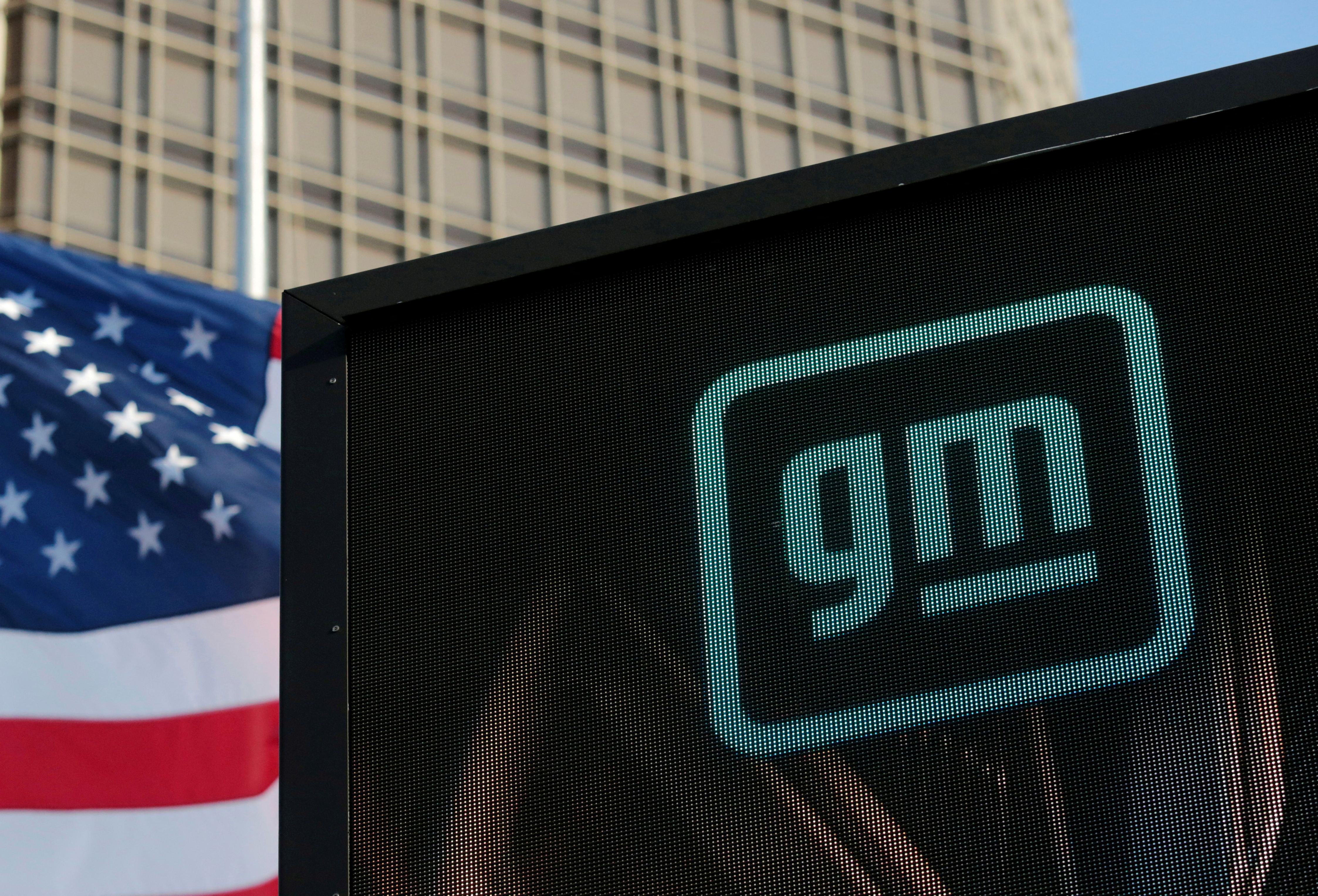 Logotipo de GM sobre la sede de la empresa
