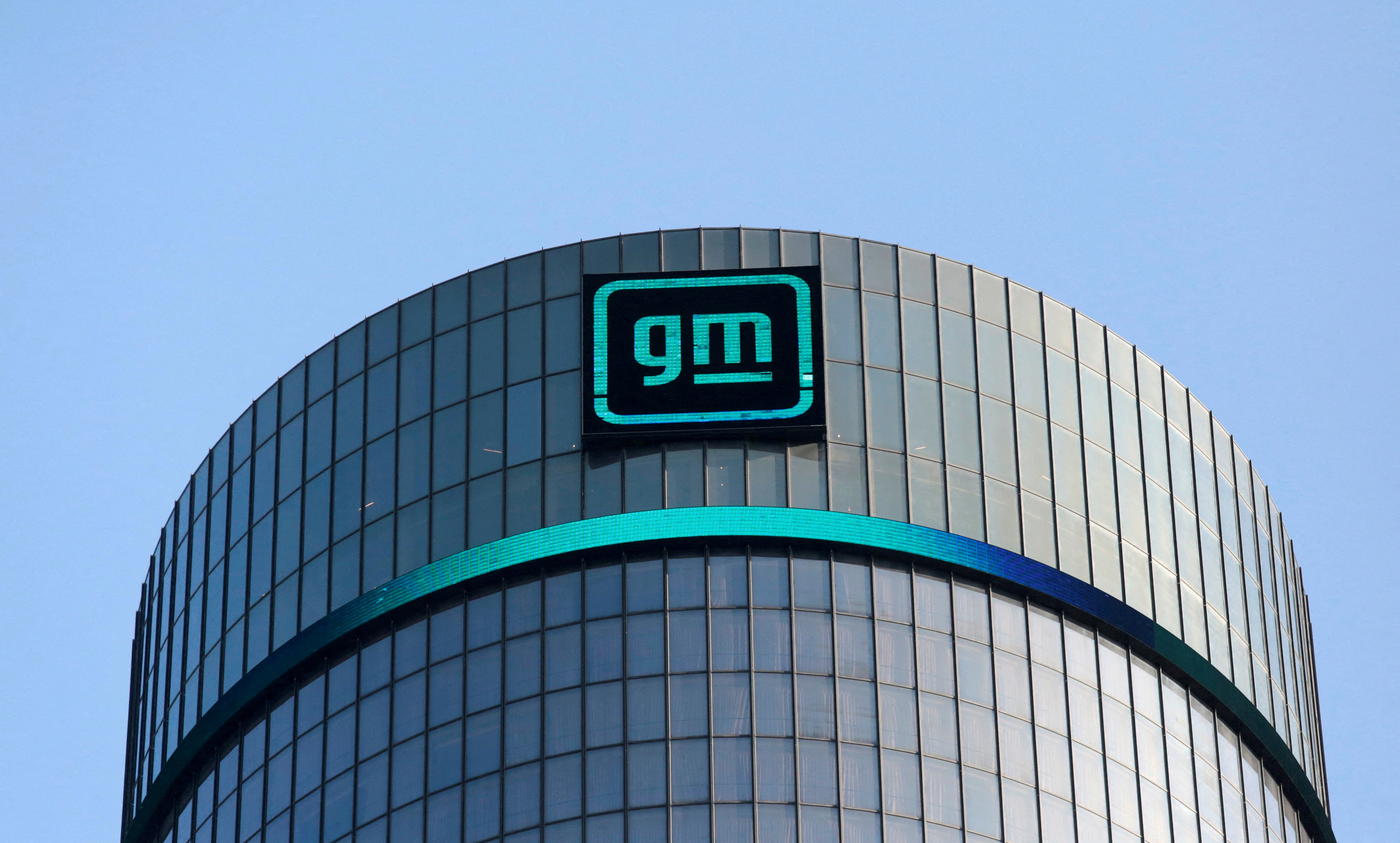 Logotipo de GM sobre la sede de la empresa
