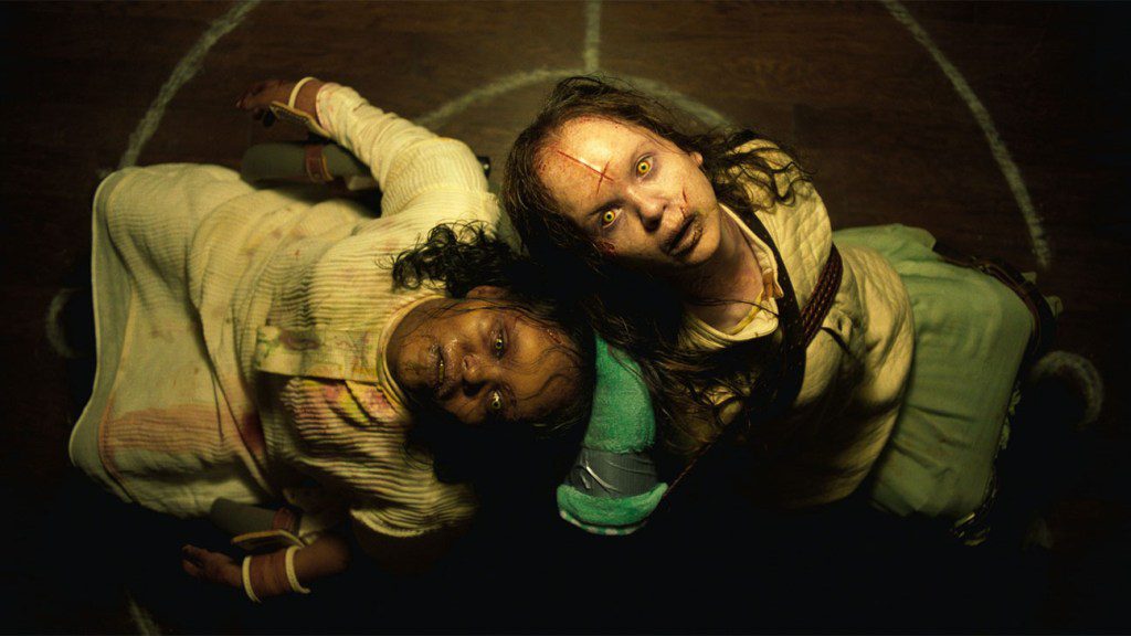 Lydia Jewett y Olivia Marcum en El exorcista: creyente, 2023.