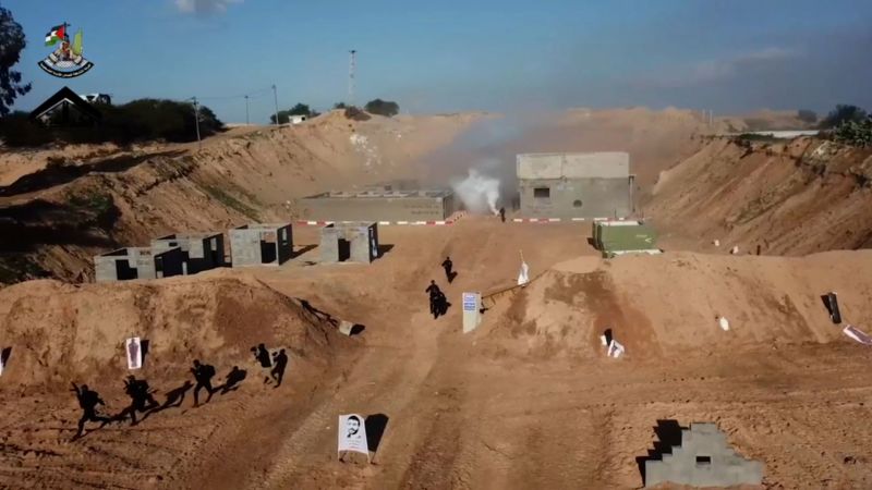 Los combatientes de Hamas practicaron el ataque mortal a plena vista y a menos de una milla de la frontera israelí fuertemente fortificada.