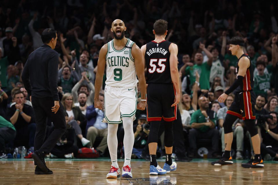 El guardia de los Celtics de Boston, Derrick White (9), grita después de golpear una canasta de 3 puntos contra el Heat de Miami durante el cuarto cuarto en TD Garden.  (Winslow Townson/USA Today Sports)