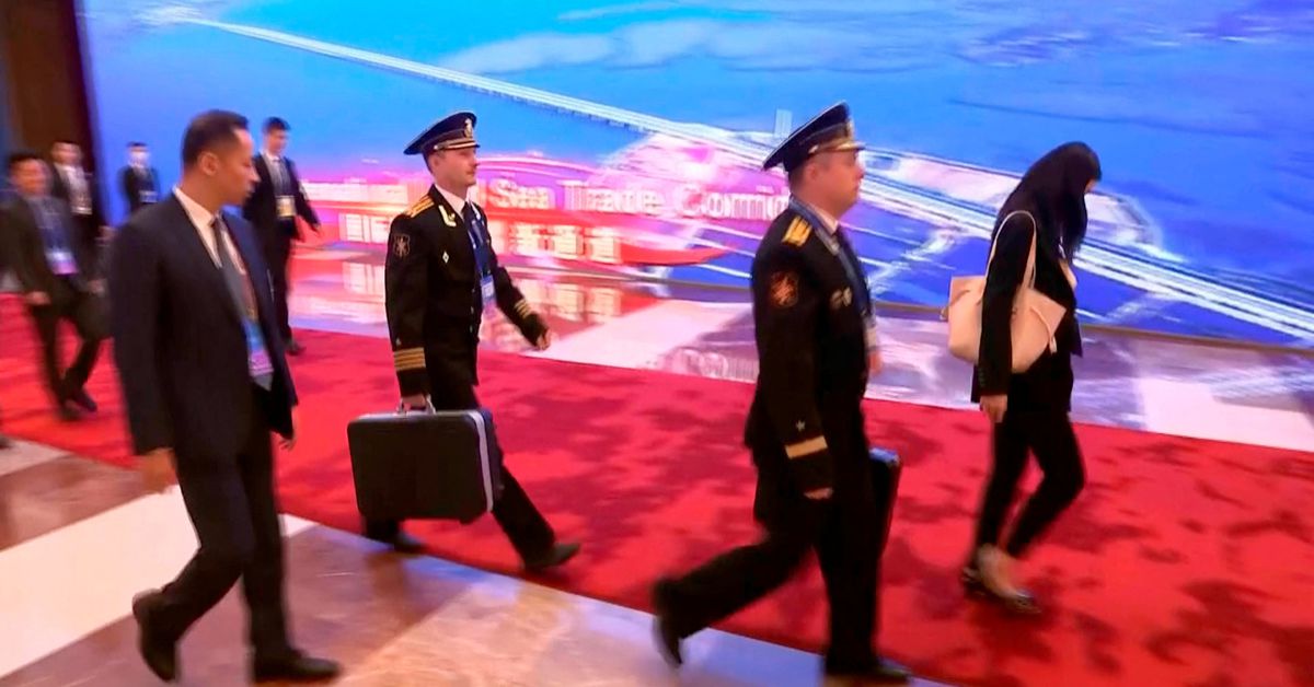 Putin fue fotografiado en China acompañado de oficiales portando un maletín nuclear ruso