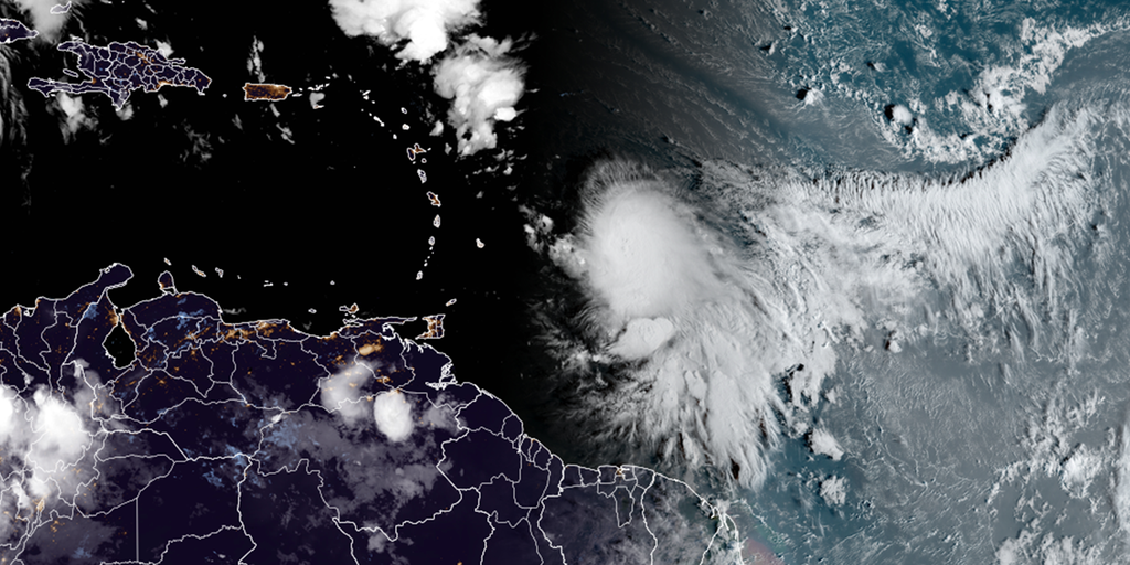Se han emitido alertas de tormenta tropical a medida que Tammy se acerca a las islas del Caribe oriental.