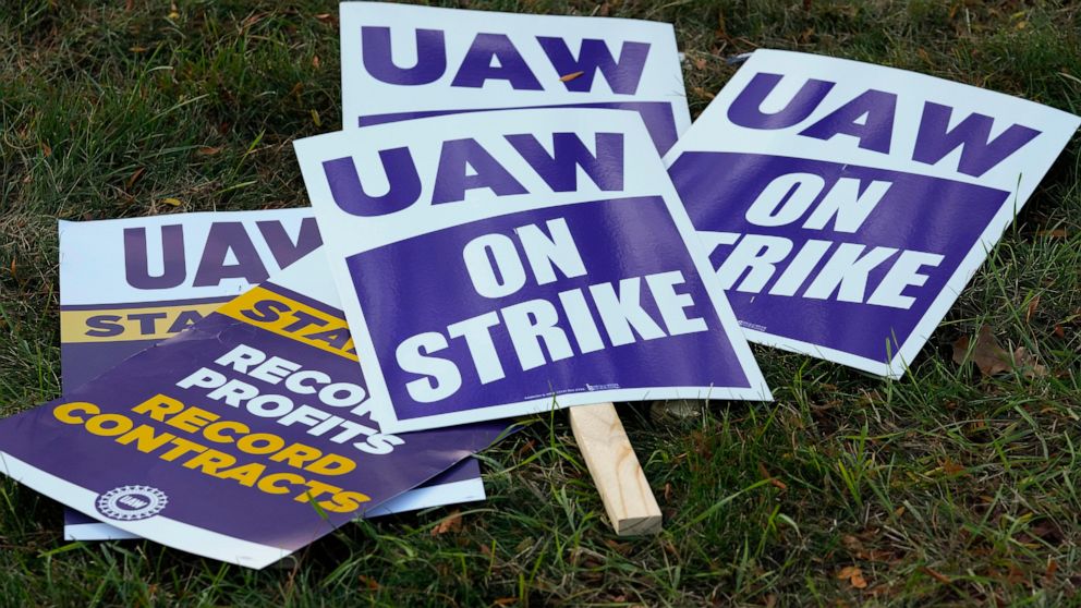 UAW intensifica la huelga contra GM tras concluir acuerdos provisionales con Stellantis y Ford
