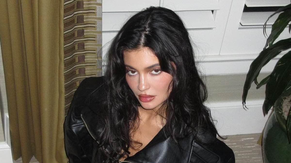¡Kylie Jenner expande su imperio multimillonario!  La magnate del maquillaje sorprende con un abrigo de cuero negro y tacones rojos mientras anuncia su nueva línea de ropa, Khy.