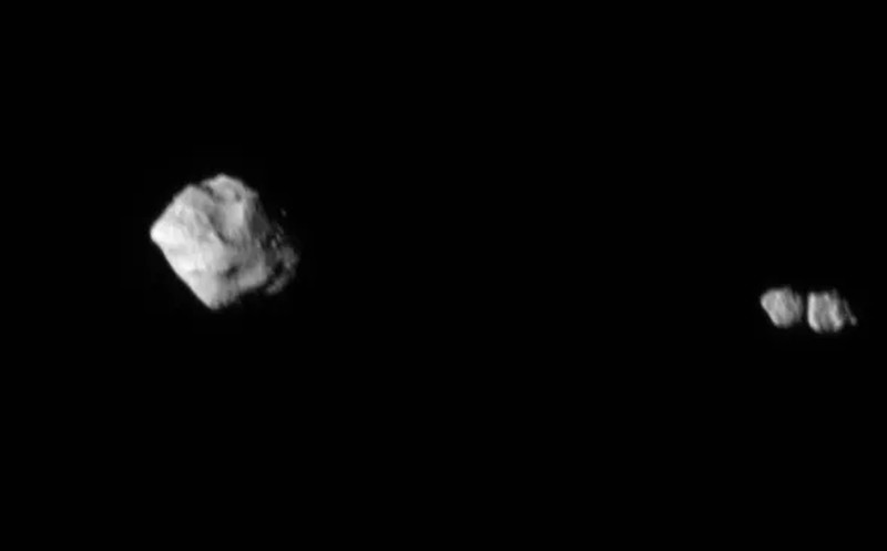 Esta imagen muestra el asteroide Dinkinesh y su satélite vistos por el Lucy Long Range Reconnaissance Imager (L'LORRI) cuando la nave espacial Lucy de la NASA abandonó el sistema.