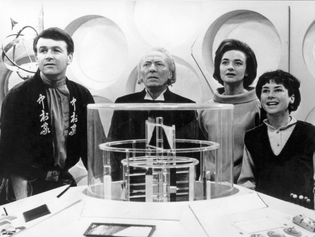 Los episodios datan de la década de 1960 y presentan a William Hartnell (centro) como "el doctor."