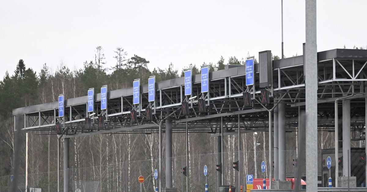 Finlandia cierra los cruces fronterizos para impedir la entrada de inmigrantes que, según dice, fueron enviados por Rusia
