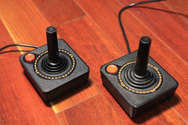Te retamos a que nos digas cuál de estos joysticks es el original 