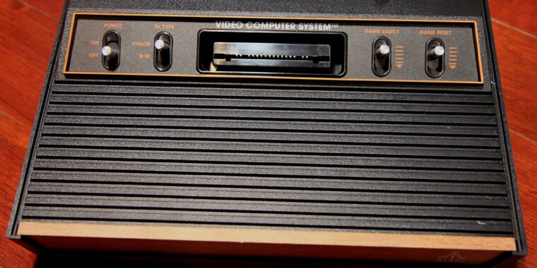 Review: El nuevo Atari 2600+ no justifica su signo más