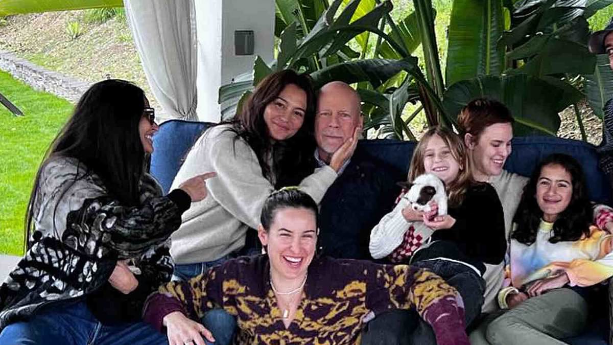 Bruce Willis está rodeado de una familia mezclada en un dulce recuerdo publicado por su esposa, Emma Hemming, para el Día de Acción de Gracias... en medio de su batalla contra la demencia.