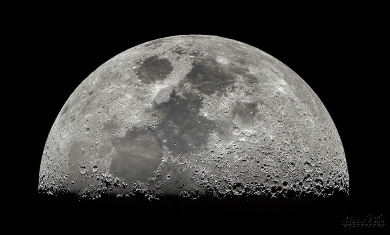 Investigadores estadounidenses afirmaron que un misil chino, equipado con una "carga útil secreta", chocó con la luna, creando dos cráteres.
