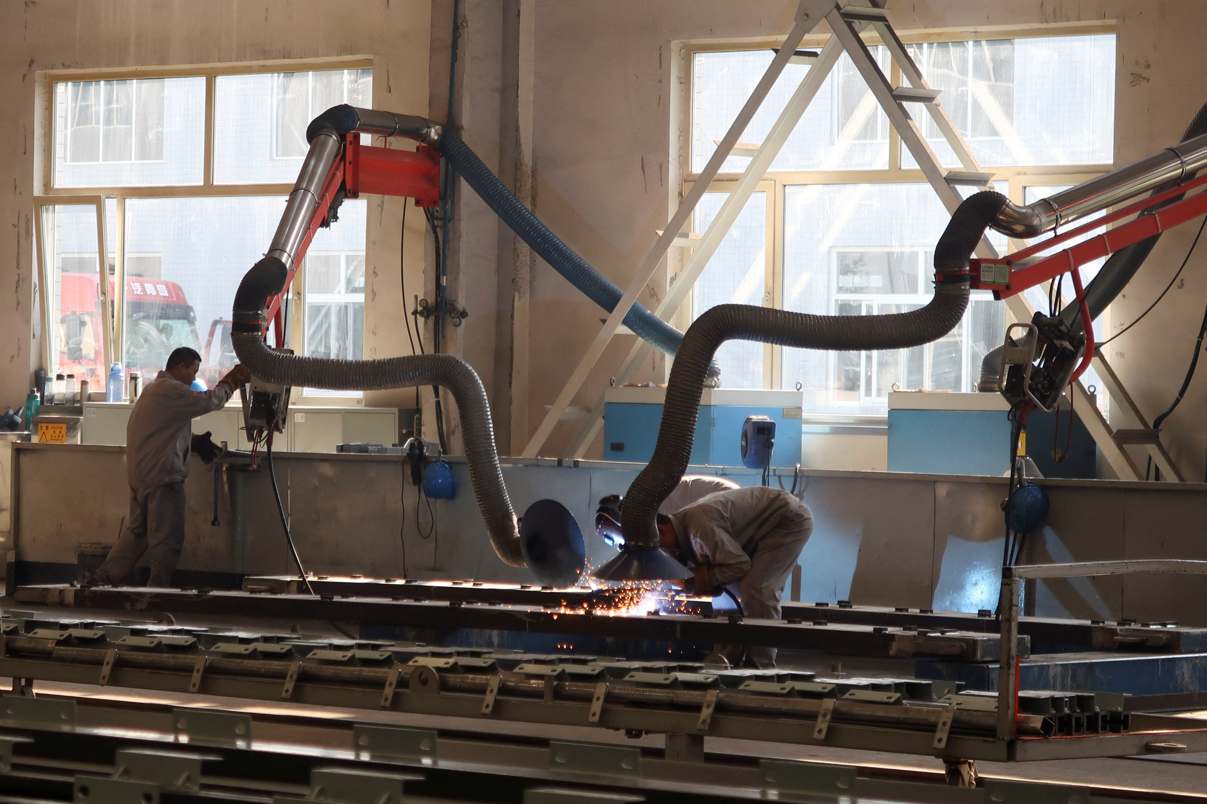 Empleados trabajan en la planta de presión y filtración Jingjin en Dezhou