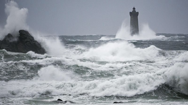 La tormenta Ciaran azota Francia e Inglaterra y destruye un millón de redes eléctricas