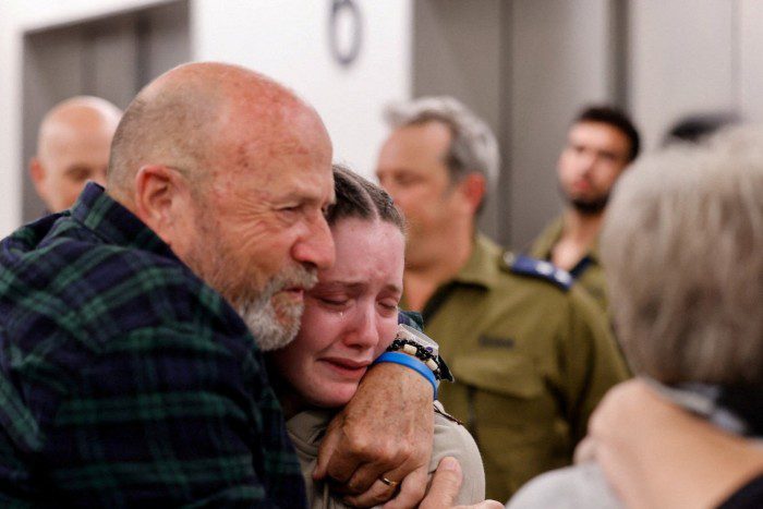 Agam Goldstein-Almog, de 17 años, liberado de la Franja de Gaza el 26 de noviembre, se reúne con sus amigos y familiares el lunes.