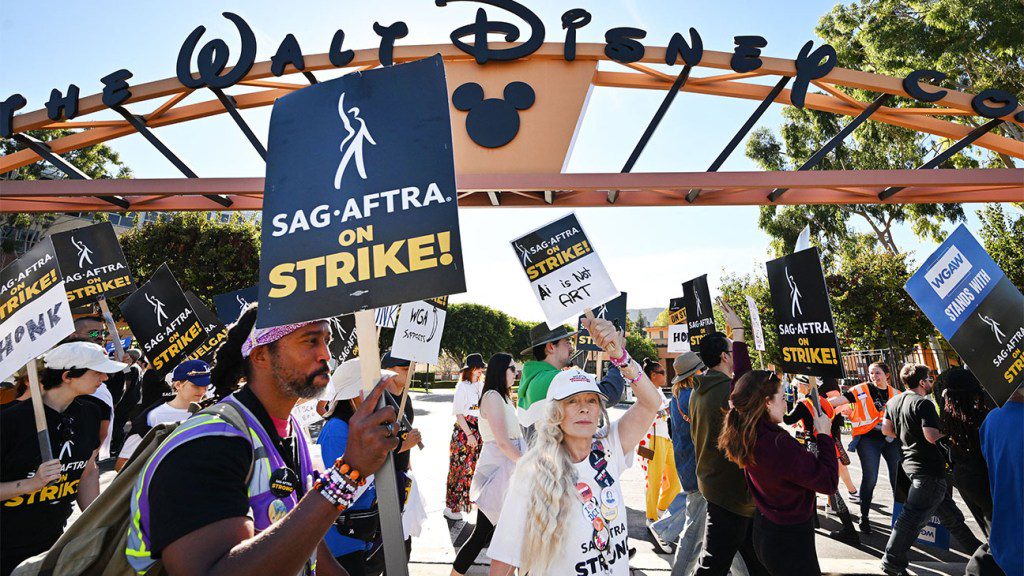 Miembros y simpatizantes de SAG-AFTRA hacen un piquete frente a Disney Studios en el día 111 de su huelga contra Hollywood Studios, en Burbank, California, el 1 de noviembre de 2023.