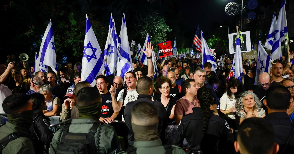 Los manifestantes se reúnen frente a la casa del primer ministro israelí Netanyahu mientras crece la ira.
