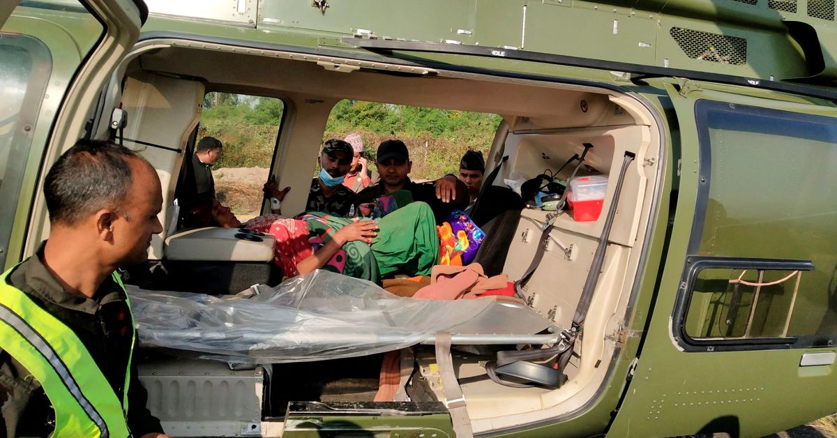 Los rescatistas luchan por encontrar supervivientes del terremoto de Nepal mientras el número de muertos llega a 157