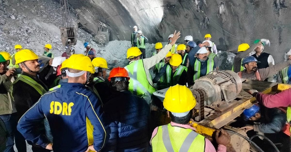 Los trabajadores indios siguen atrapados en el túnel derrumbado y las operaciones de rescate se ven obstaculizadas