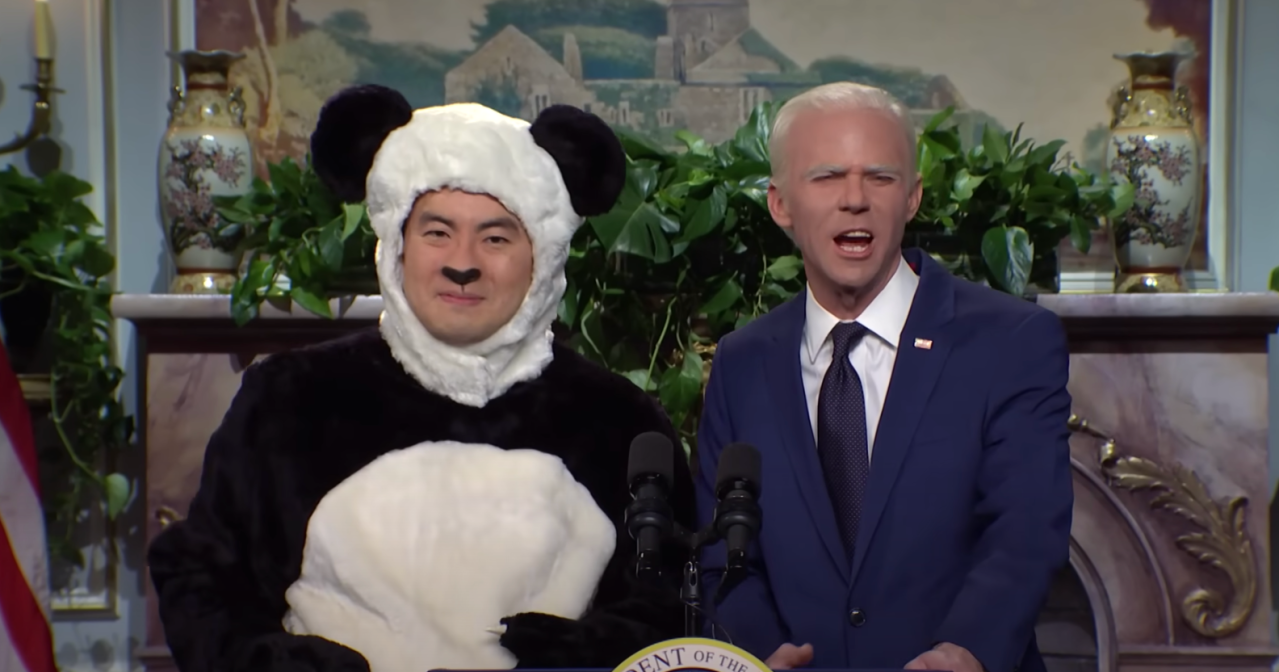 Panda gigante posa junto a Biden en SNL cold open