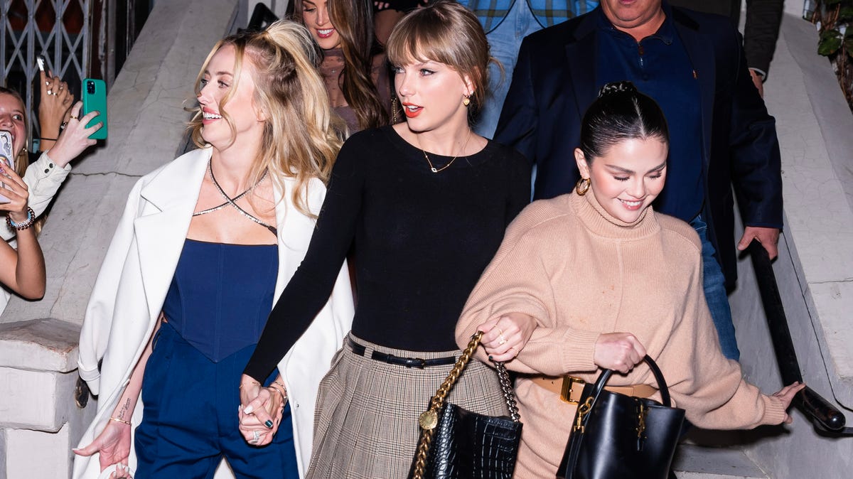 Taylor Swift sale con Brittany Mahomes y Sophie Turner en la ciudad de Nueva York: fotos