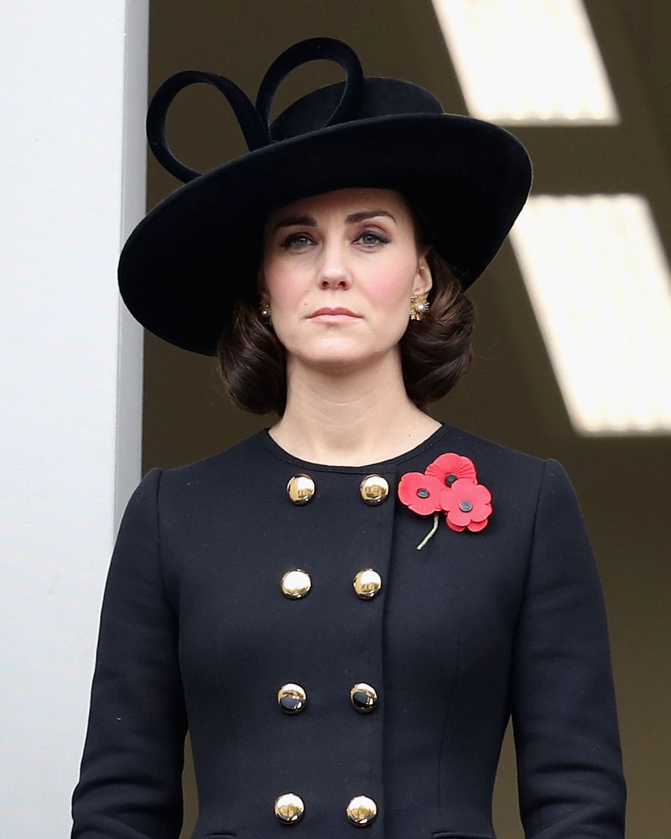 La familia real deposita coronas de flores en el monumento conmemorativo el domingo.
