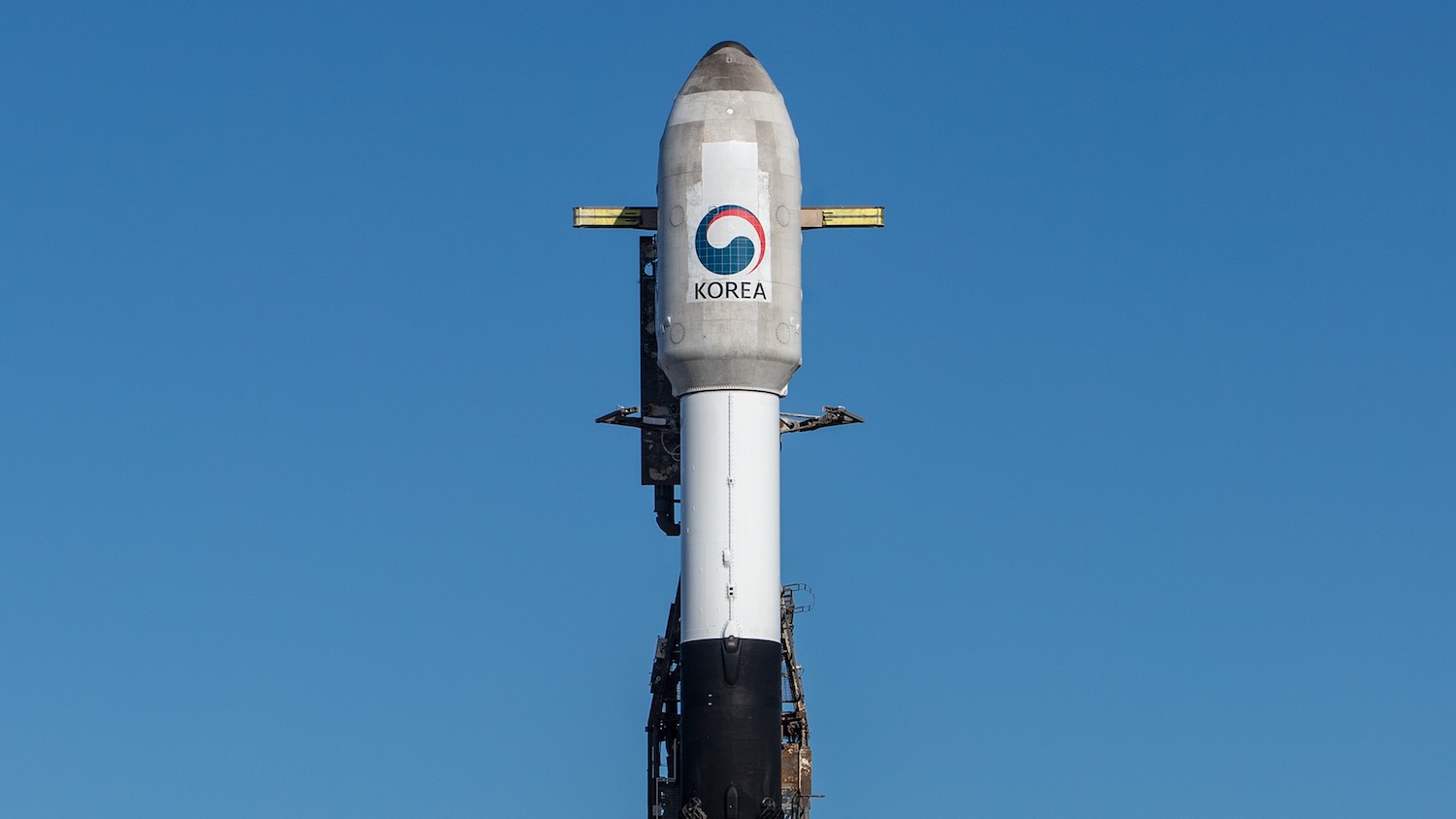 SpaceX ha lanzado una misión de vuelo compartido con un satélite espía de Corea del Sur y el primer satélite de Irlanda - Spaceflight Now