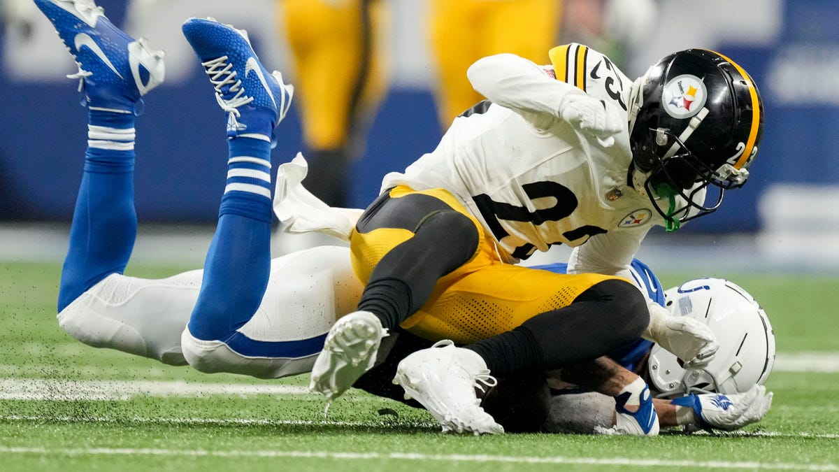 Damontae Kazee de los Steelers ha sido suspendido por el resto de la temporada debido al golpe.