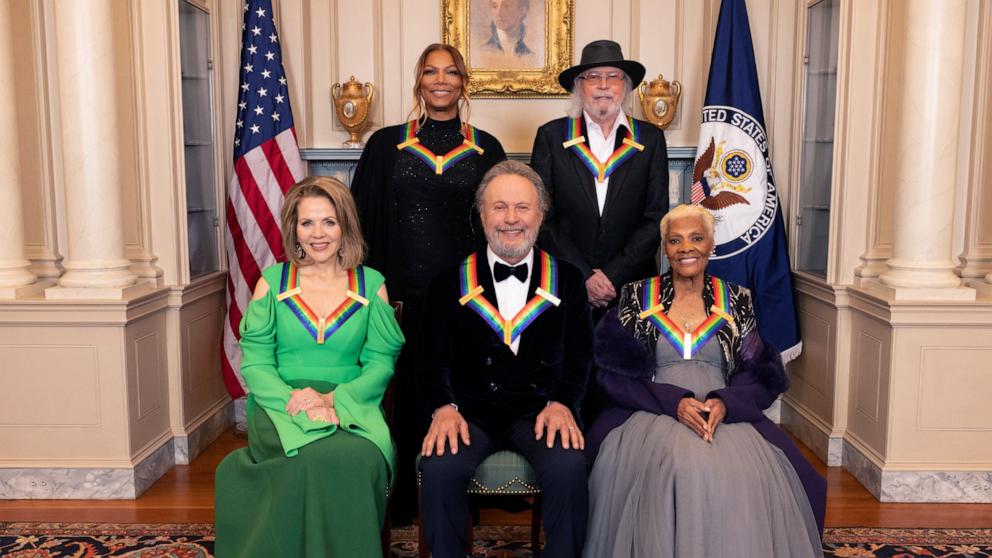 Biden celebra a los homenajeados del Kennedy Center, incluidos Billy Crystal y Queen Latifah