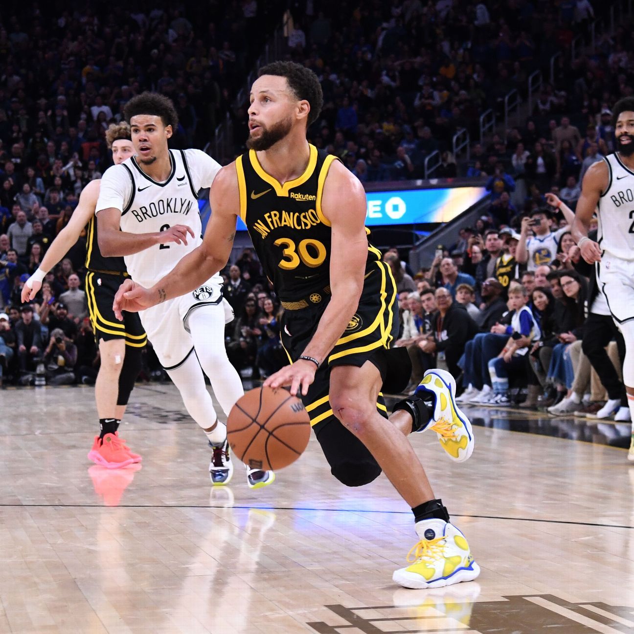 El 'increíble' Curry activa 'el interruptor', impulsando a los Warriors tarde contra los Nets